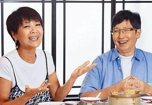 化療後變光頭！65歲TVB老戲骨患子宮癌，同性伴侶始終不離不棄！