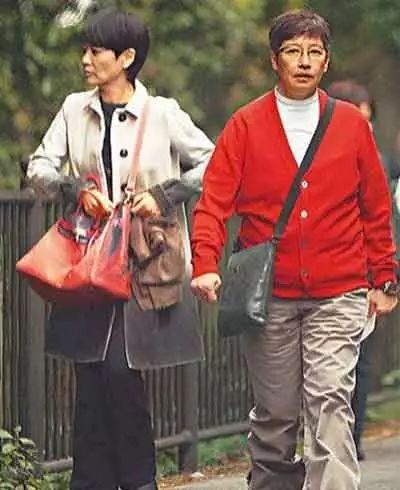 化療後變光頭！65歲TVB老戲骨患子宮癌，同性伴侶始終不離不棄！