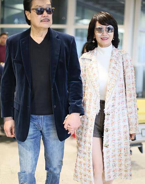 趙雅芝一家三口齊亮相！自己65卻一身小姑娘扮嫩，可身邊的老公卻被議論紛紛，網友：苦了他！
