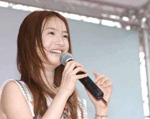 「假唱」被當場拆穿的歌手麥克風拿反還不知道，那英因為戒指露出馬腳