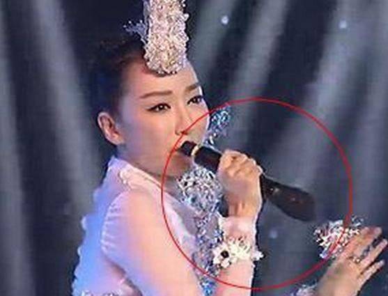 「假唱」被當場拆穿的歌手麥克風拿反還不知道，那英因為戒指露出馬腳