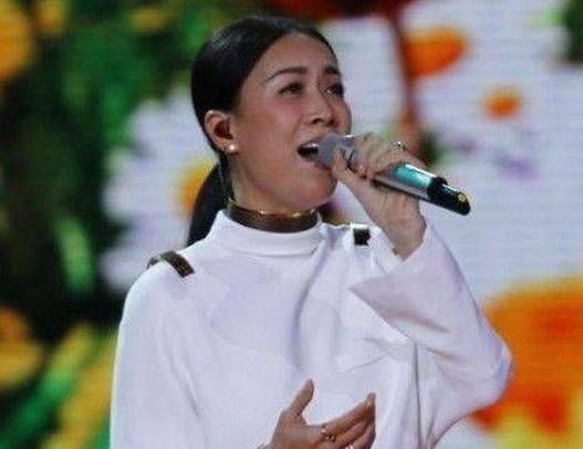 「假唱」被當場拆穿的歌手麥克風拿反還不知道，那英因為戒指露出馬腳