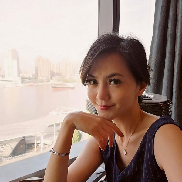 消失鄉土劇6年！簡沛恩今天驚喜po文：「孩子出生了」 45歲的她成「商界女強人」凍齡美貌也成焦點！