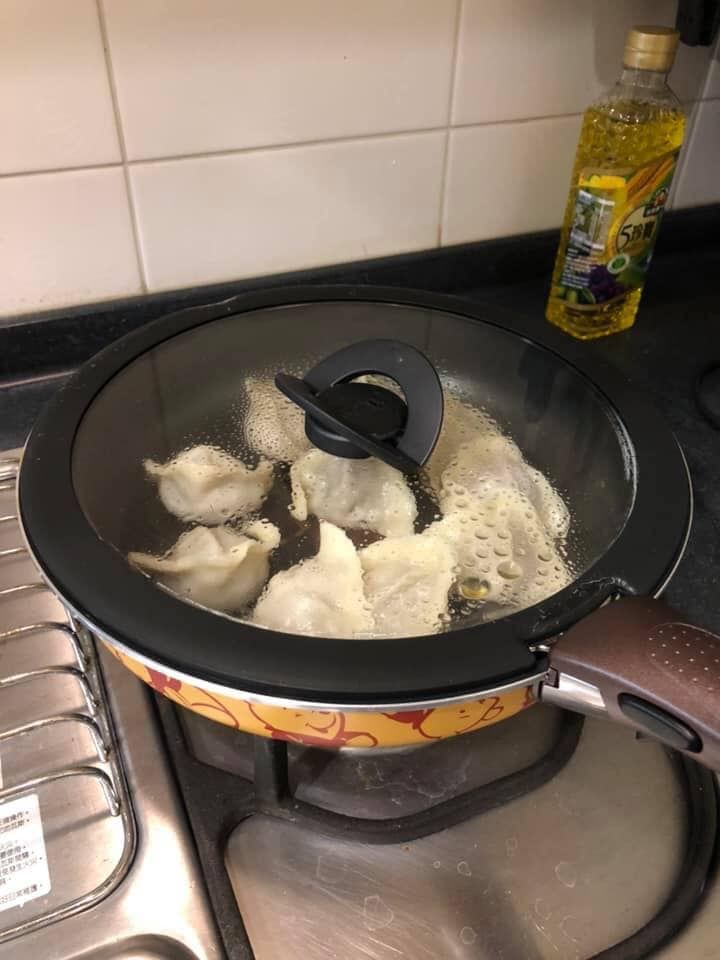 水餃裡包牛排…每顆10元！她一咬推爆