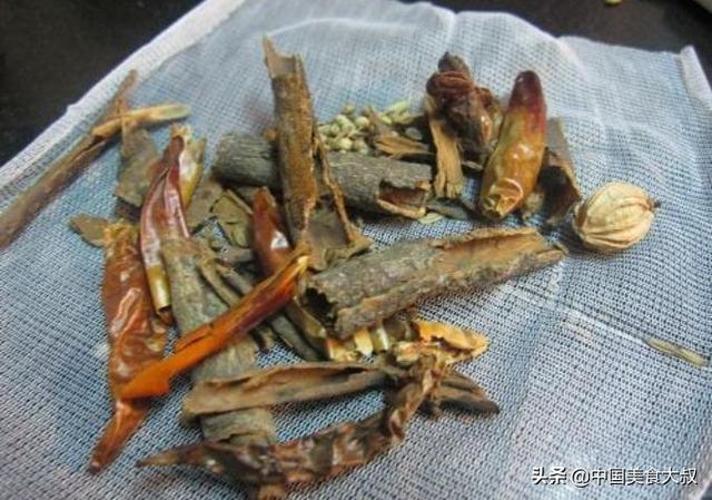 熬一鍋好滷水要懂得香料的組合技巧，贈送十款滷水配方做借鑑！