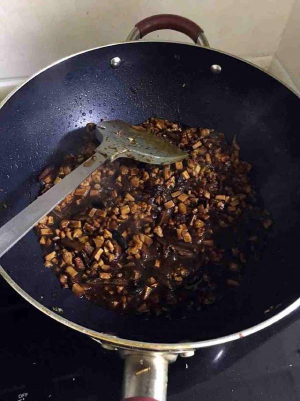 熬香菇肉醬到底放不放醬油，老廚師教您做，學會再也不愁！