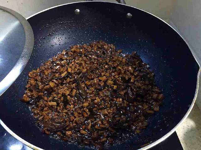 熬香菇肉醬到底放不放醬油，老廚師教您做，學會再也不愁！