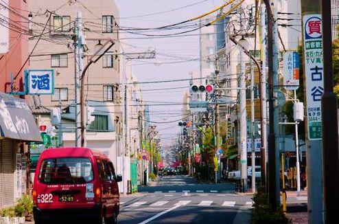 日本出名的愛乾淨，為何街頭電線雜亂無章？原因其實很簡單！