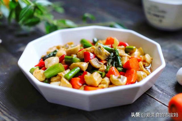 炒蘆筍時，直接下鍋炒是大錯特錯，多加這一步，脆嫩爽口不澀嘴