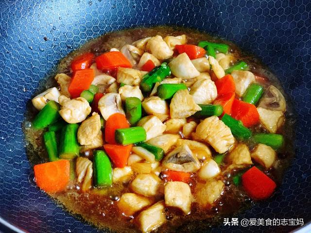 炒蘆筍時，直接下鍋炒是大錯特錯，多加這一步，脆嫩爽口不澀嘴