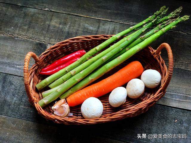 炒蘆筍時，直接下鍋炒是大錯特錯，多加這一步，脆嫩爽口不澀嘴
