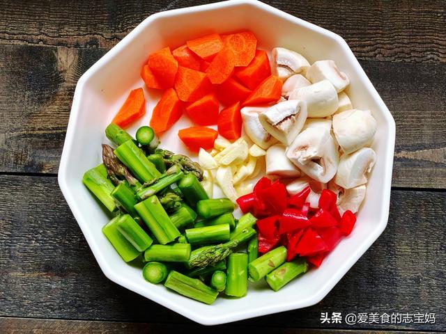 炒蘆筍時，直接下鍋炒是大錯特錯，多加這一步，脆嫩爽口不澀嘴