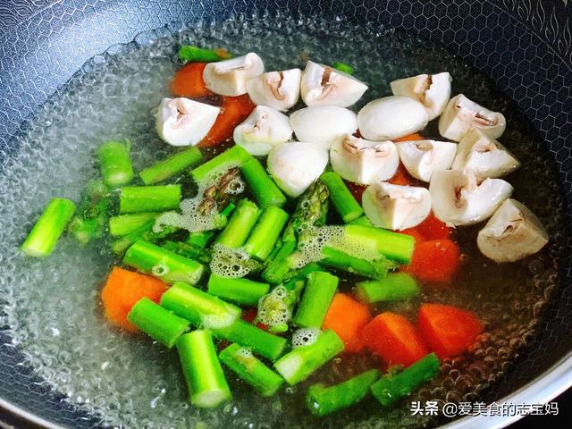 炒蘆筍時，直接下鍋炒是大錯特錯，多加這一步，脆嫩爽口不澀嘴