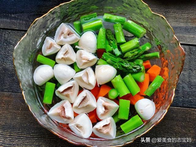 炒蘆筍時，直接下鍋炒是大錯特錯，多加這一步，脆嫩爽口不澀嘴