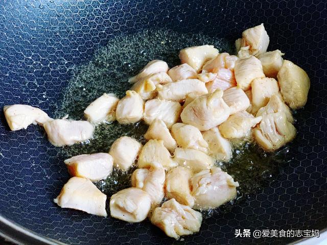 炒蘆筍時，直接下鍋炒是大錯特錯，多加這一步，脆嫩爽口不澀嘴