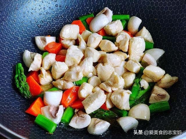炒蘆筍時，直接下鍋炒是大錯特錯，多加這一步，脆嫩爽口不澀嘴