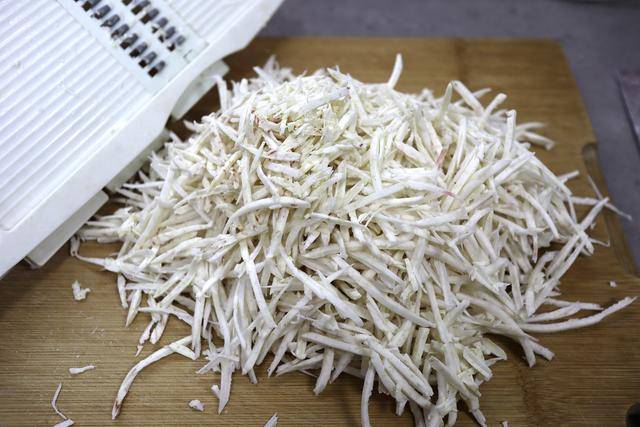 全家都愛吃它，外皮咔咔酥脆，內部軟彈，用手捏著吃停不下嘴