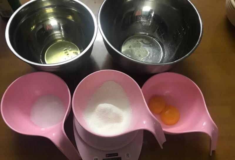 不用牛奶也能做蛋糕，簡單幾步，香甜可口、色澤金黃！