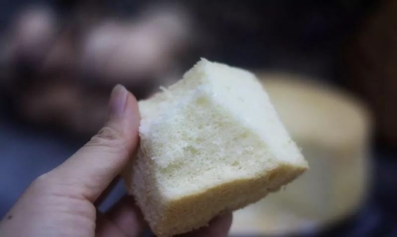不用牛奶也能做蛋糕，簡單幾步，香甜可口、色澤金黃！
