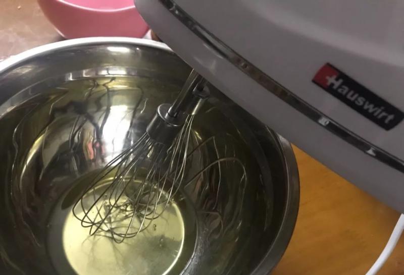不用牛奶也能做蛋糕，簡單幾步，香甜可口、色澤金黃！