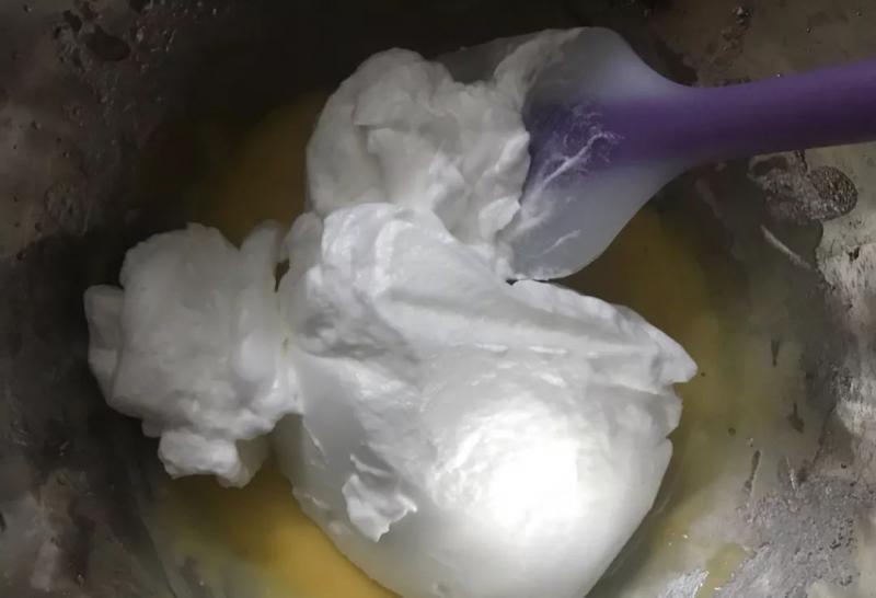 不用牛奶也能做蛋糕，簡單幾步，香甜可口、色澤金黃！