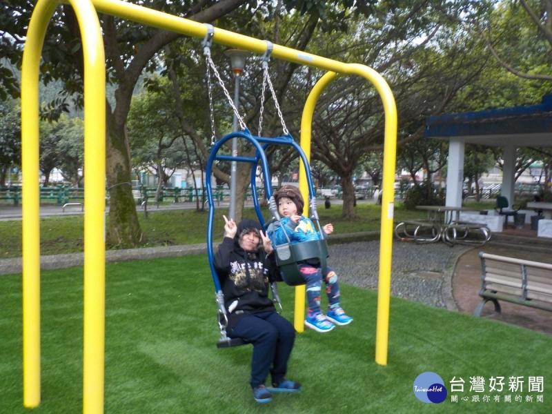 溜小孩好去處　四分溪畔綠地遊戲場歡迎來挑戰