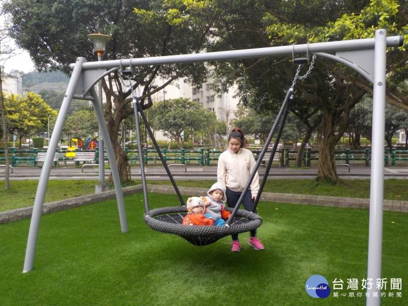 溜小孩好去處　四分溪畔綠地遊戲場歡迎來挑戰