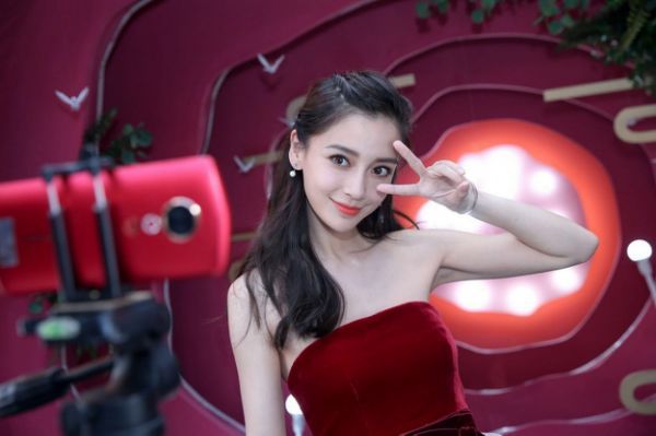 網美必備！這5款自拍手機讓妳隨手一拍都水水