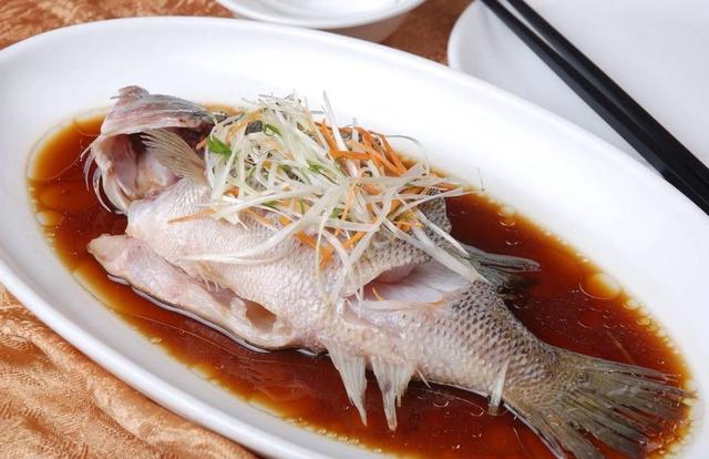 清蒸魚是冷水上鍋還是開水上鍋蒸？還是有很多人做錯，白瞎條好魚