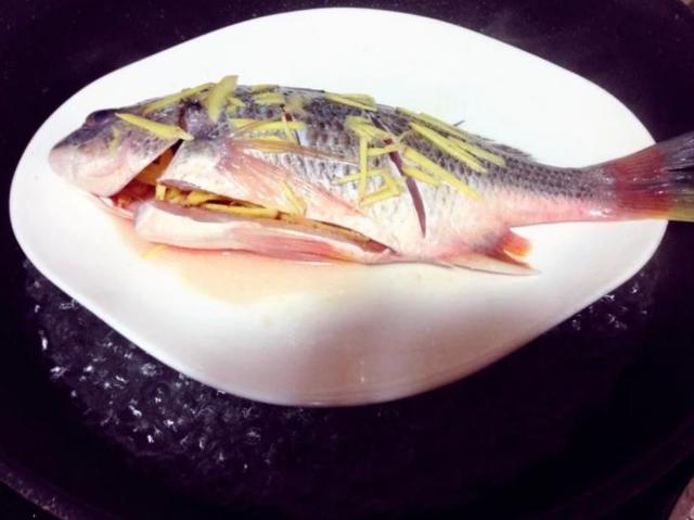 清蒸魚是冷水上鍋還是開水上鍋蒸？還是有很多人做錯，白瞎條好魚