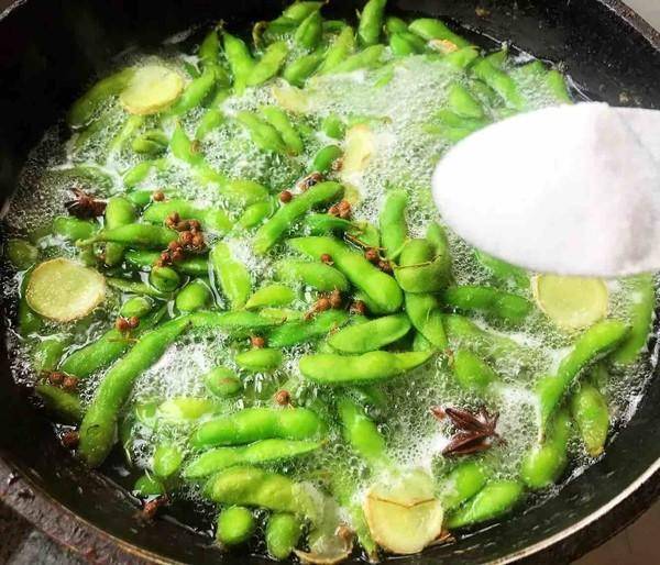 46年燒烤店老闆：拌毛豆時，這6味必不可少，缺一樣都很難吃