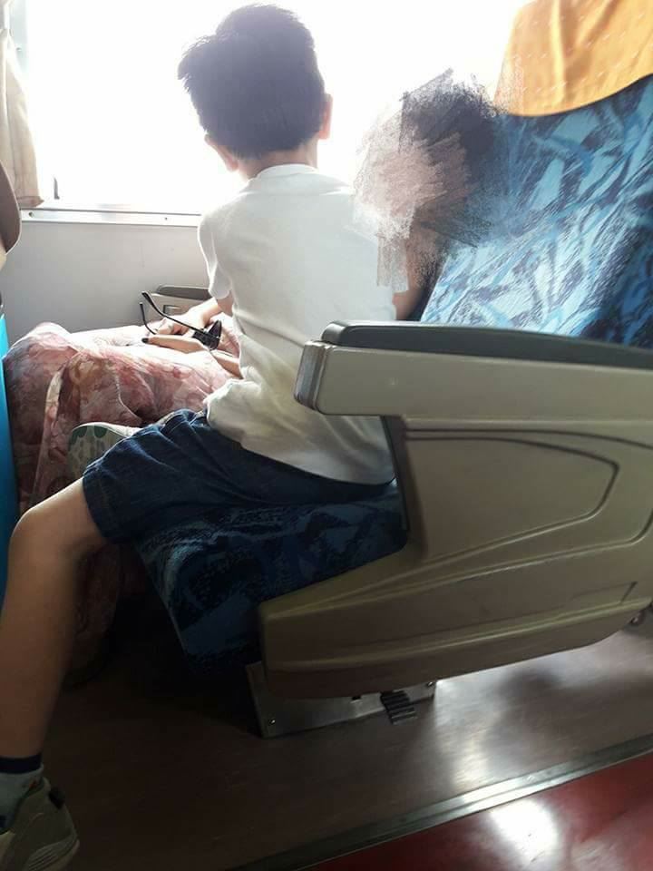  搭火車隔壁姊姊睡得好熟...沒想到旁邊的弟弟做了這件事　網友：弟弟內行的！