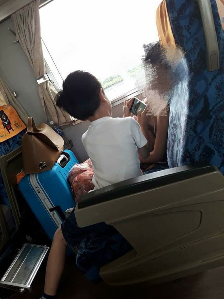  搭火車隔壁姊姊睡得好熟...沒想到旁邊的弟弟做了這件事　網友：弟弟內行的！