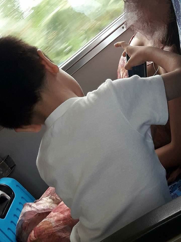  搭火車隔壁姊姊睡得好熟...沒想到旁邊的弟弟做了這件事　網友：弟弟內行的！
