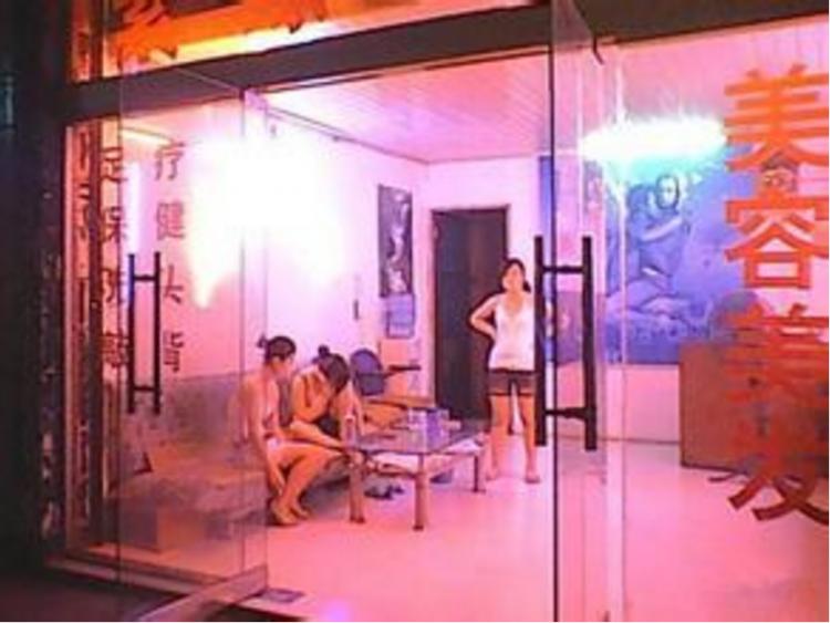 壓力大想鬆一下…如何判斷按摩店純不純！？老司機解答「門口純貼紙」分兩種！
