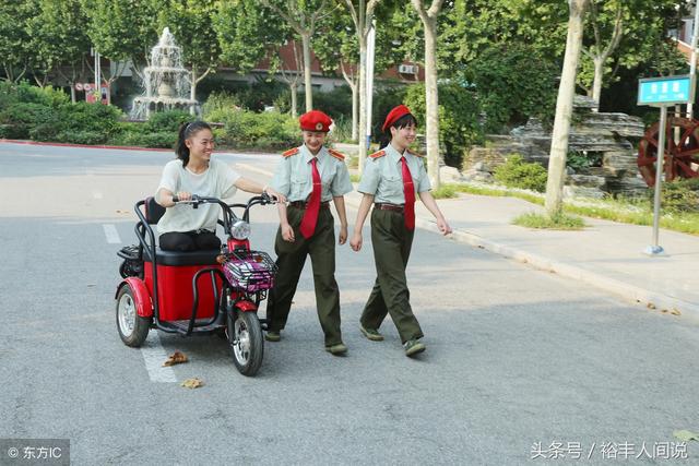 母親離世父親出走，19歲無腿女孩考入大學，一隻手穿鞋走路