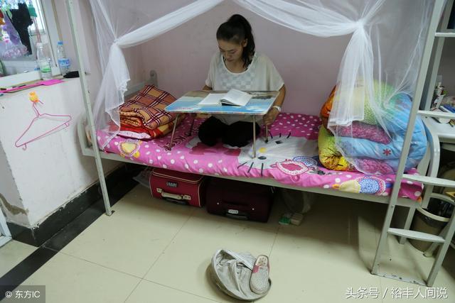 母親離世父親出走，19歲無腿女孩考入大學，一隻手穿鞋走路