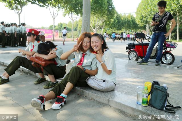 母親離世父親出走，19歲無腿女孩考入大學，一隻手穿鞋走路