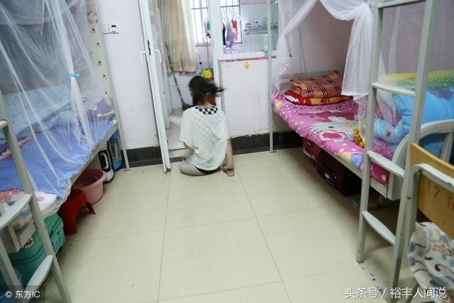 母親離世父親出走，19歲無腿女孩考入大學，一隻手穿鞋走路