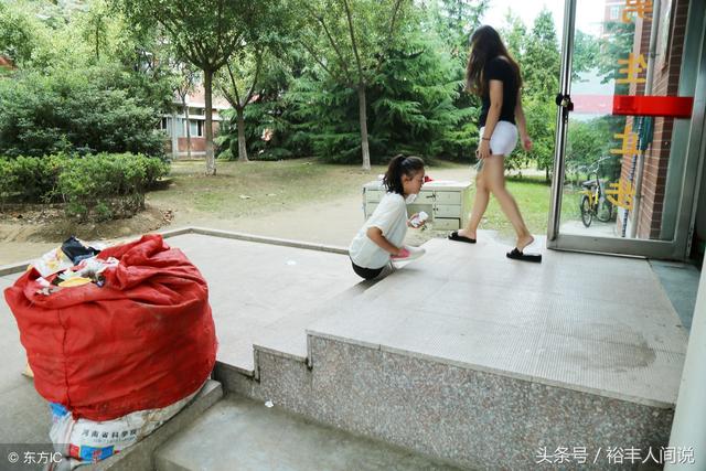 母親離世父親出走，19歲無腿女孩考入大學，一隻手穿鞋走路