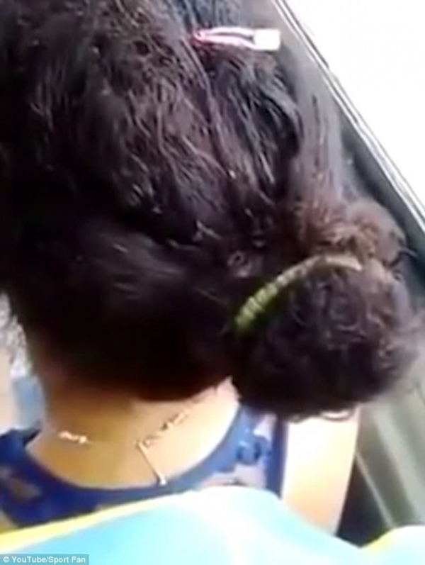 她搭公車時發現「女乘客頭上怪怪的」，拍到一半，朋友告訴她「不要拍，快下車！」