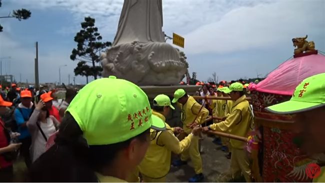 轎班也壓不住！白沙屯媽祖繞境「突然狂衝路邊石雕」，信徒一看「石雕下方」驚：娘娘慈悲！