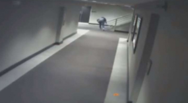 妙齡少女參加派對離奇死在冰櫃，警方調出監視器驚見「這不可思議的一幕」！父母的心都破裂！(有片)