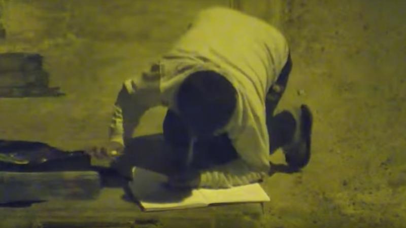 家裡窮到沒電燈！　12歲貧童「路燈下寫作業」立志：要做正確的事 