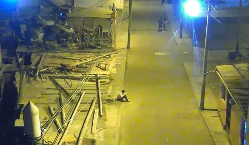 家裡窮到沒電燈！　12歲貧童「路燈下寫作業」立志：要做正確的事 
