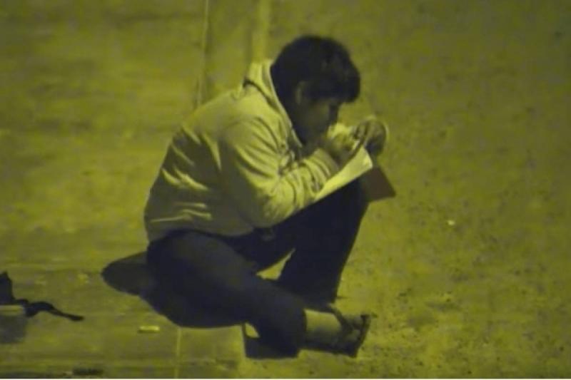 家裡窮到沒電燈！　12歲貧童「路燈下寫作業」立志：要做正確的事 