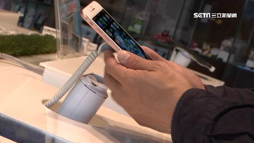 嫌手機貴飆X你娘！男改問iPhone　工讀生神回被讚爆