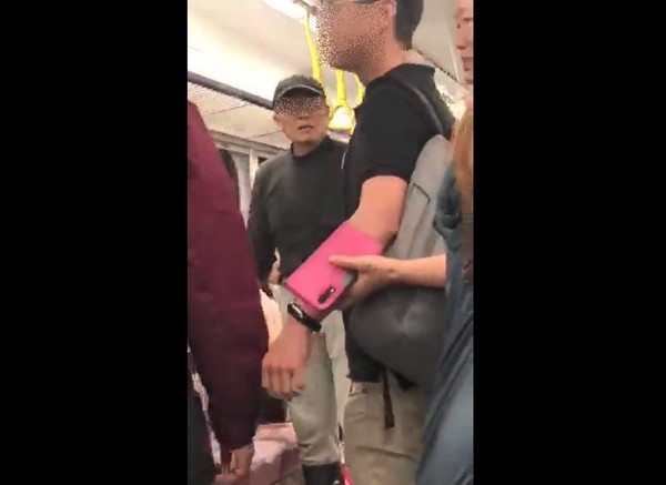 腳痛哥被健壯阿伯「一把狠拉開」　直接佔2博愛座還「不是人坐」...正義哥把他嗆爆！