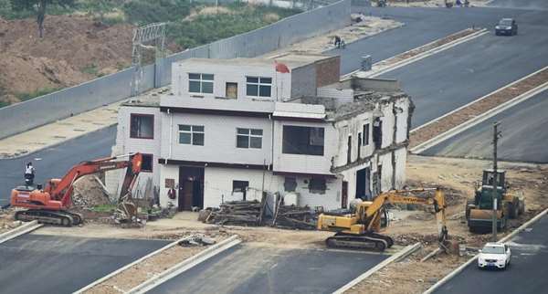 80歲最狂釘子戶奶奶放話：「給我2億都不賣！」結果建商「放大招」，她二話不說豪爽答應了！