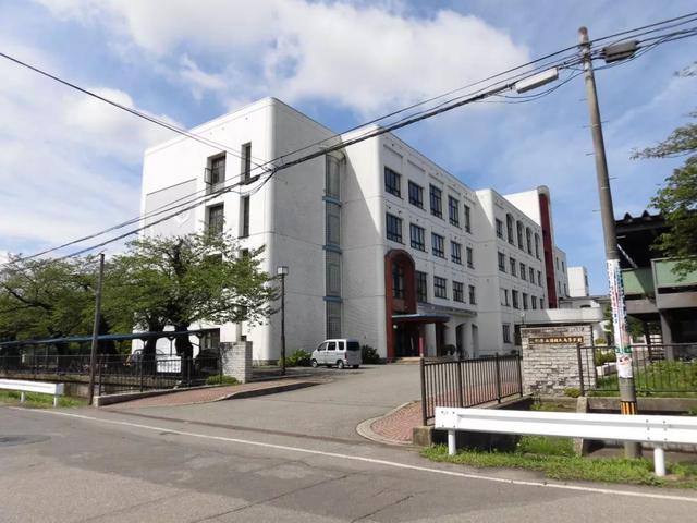 全校都是我後宮！高校唯一男學生「被159位女生圍繞」 他無奈揭開「悲慘校園生活」：每天都爽到很痛苦